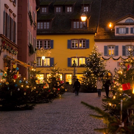 Festlich geschmückte Einkaufsstadt