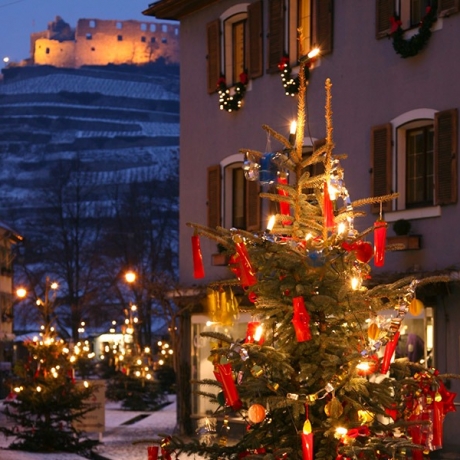 Festlich geschmückte Einkaufsstadt