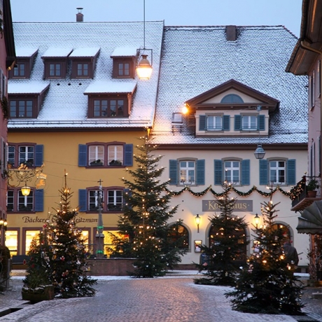 Festlich geschmückte Einkaufsstadt