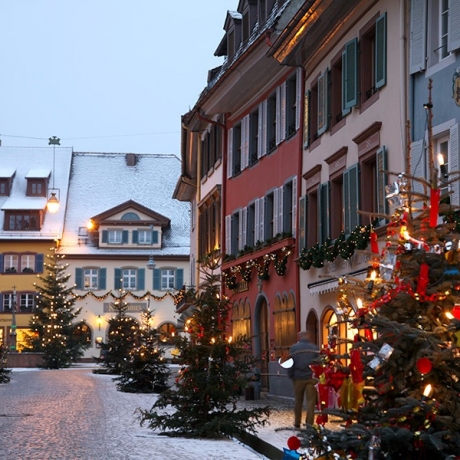 Festlich geschmückte Einkaufsstadt