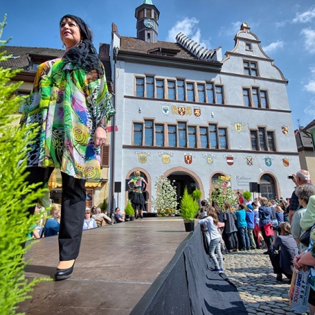 Blühendes Staufen mit Modemeile